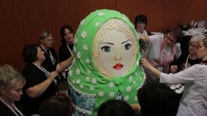 Огромный безглютеновый торт в виде матрешки испекли в Москве