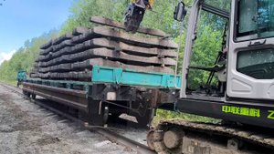 Выгрузка жб шпал на перегоне жд экскаватором