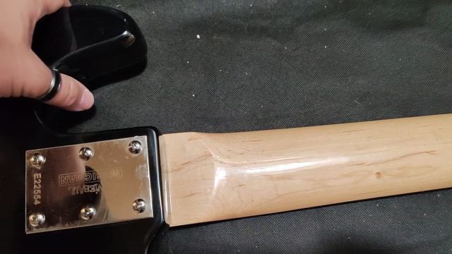 Обзор сборки китайской реплики Musicman Stingray 5 струн чёрная с красным пикгардом смотреть онлайн