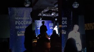 поет песню Меркюри