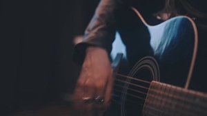 Девушка_играет_на_гитаре_и_поет_БРАВО_Ветер_знает_акустический_концерт