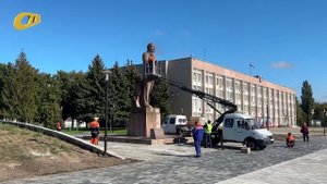 ПО ПОРУЧЕНИЮ ГЛАВЫ ЖЕЛЕЗНОГОРСКА, ПАМЯТНИК ЛЕНИНУ В ОЧЕРЕДНОЙ РАЗ ТЩАТЕЛЬНО ПОМЫЛИ