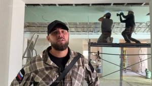 Строители из Санкт-Петербурга завершают установку скульптур на фасад драмтеатра Мариуполя