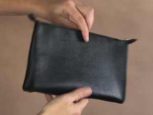 Именная косметичка «Амарантовый Отзвук» — ручная работа, именное оформление, премиальные материалы