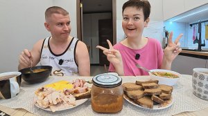 Мукбанг не знаю что делать с Вованом, ТРАНЖИРИТ ДЕНЬГИ у меня за спиной! Болтаем и семейный обед