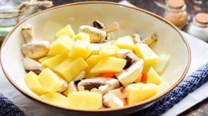 Жаркое в горшочках с курицей и грибами