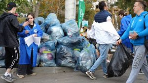 Более полусотни эко-волонтеров СИБУРа вышли на уборку набережной Гребного канала