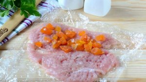 Куриные колбаски-рулетики с курагой