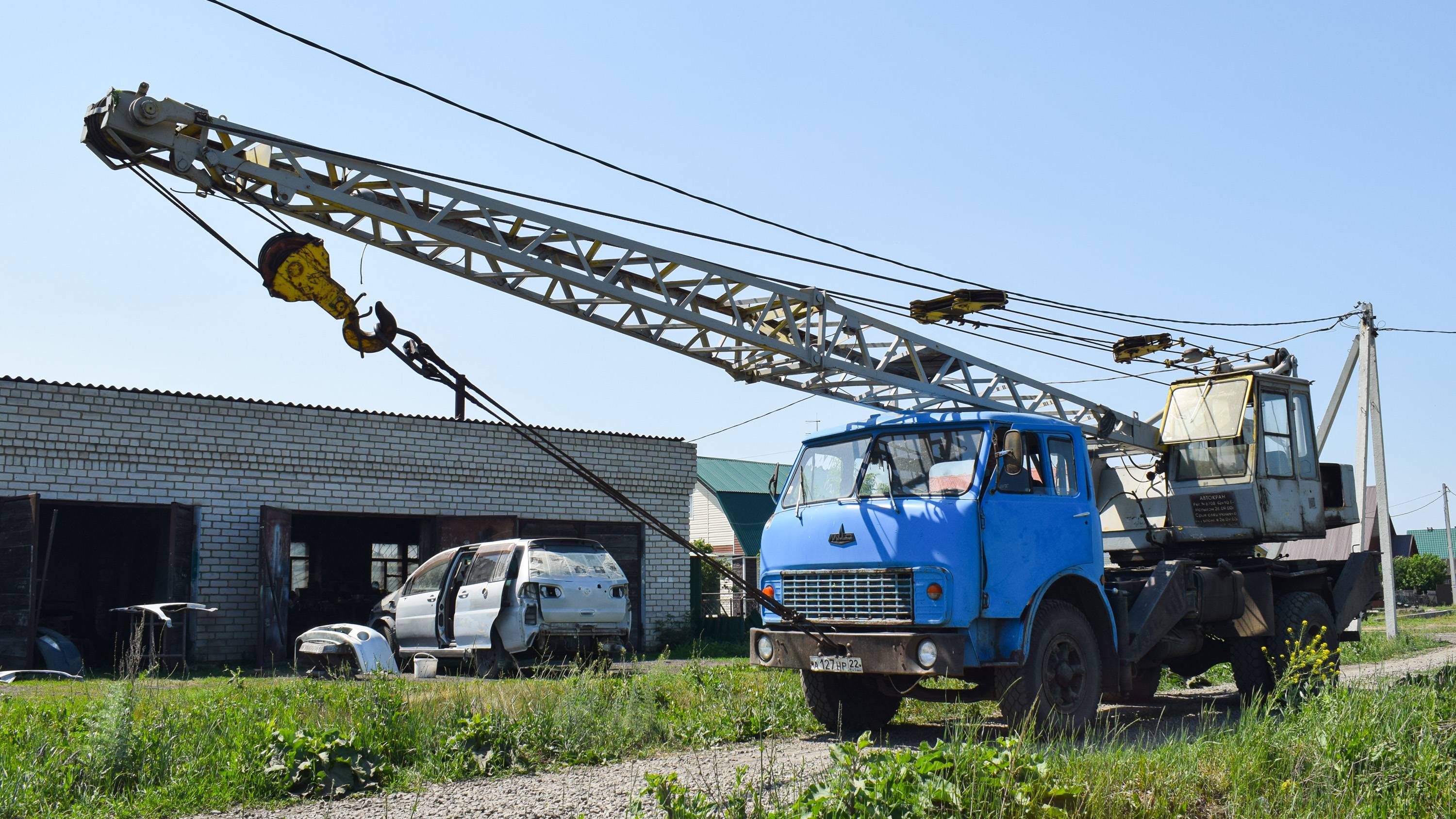 Автокран КС-3562Б на шасси МАЗ-5334 / The old Soviet truck crane KS-3562 on the chassis of MAZ-5334