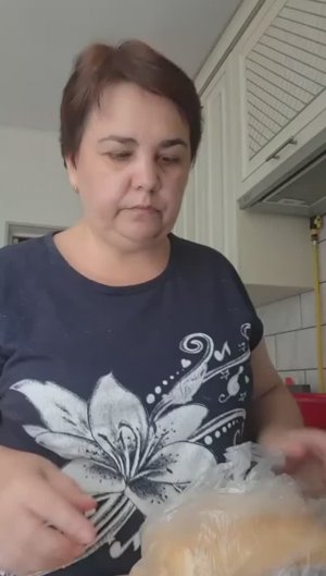 Купила сыр и нарезаю его.