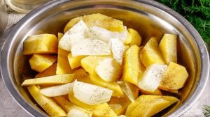 Карп в духовке с картошкой и сметаной