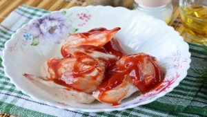 Крылышки с грибами в духовке