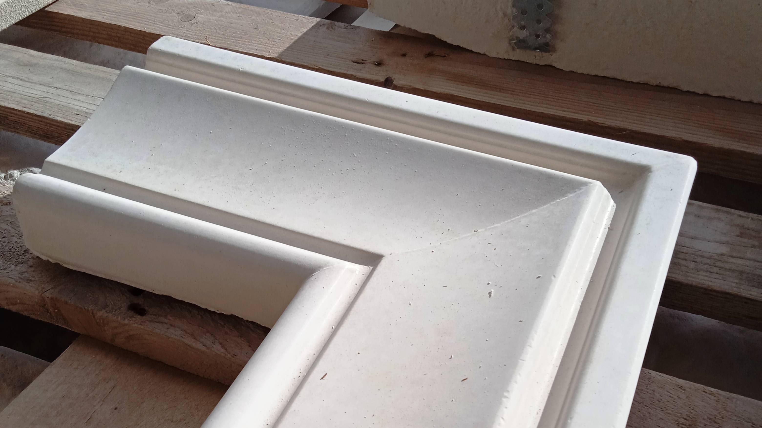 Облицовка для окна из известнякового бетона