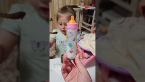 Мира кормит лялю