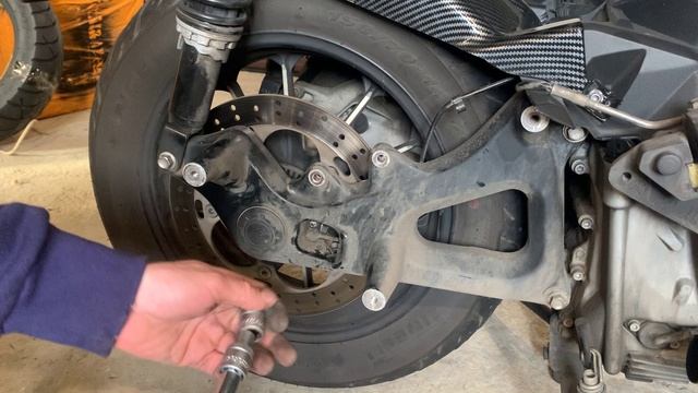 Замена задней покрышки и масла в редукторе на Voge SR4max смотреть онлайн