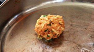 Куриные грудки с картофельными оладьями и чатни