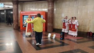 На м. Курской в аванзале.21.09.25. Русско-Чувашский анс. Тавансемер.