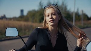 Девушка и мопед COLT.