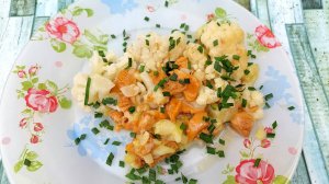 Лисички, жаренные с цветной капустой. Овощи с грибами гармонично сочетаются во вкусе.