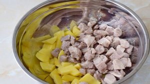 Жаркое с грибами в горшочках
