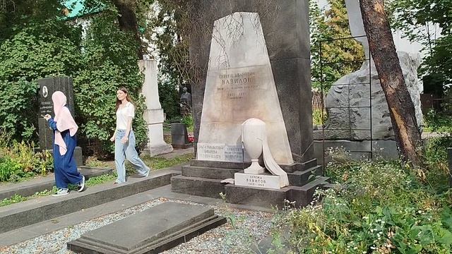 Новодевичье кладбище: могилы маршала Рыбалко, архитектора Щусева, поэта Маяковского и других смотреть онлайн