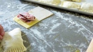 Конвертики из слоеного теста с сыром