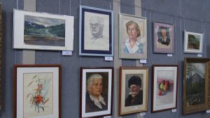 В ДК «Металлург» открылась выставка Олега Геппа «Истории, рассказанные кистью»