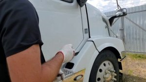 Замена крышек зеркал и установка новых фар на Volvo VNL780.