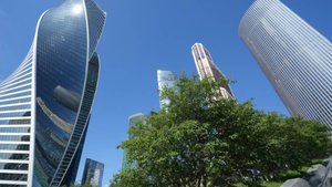 Погода двух столиц: в Петербурге ожидается шторм, в Москве — июльская жара