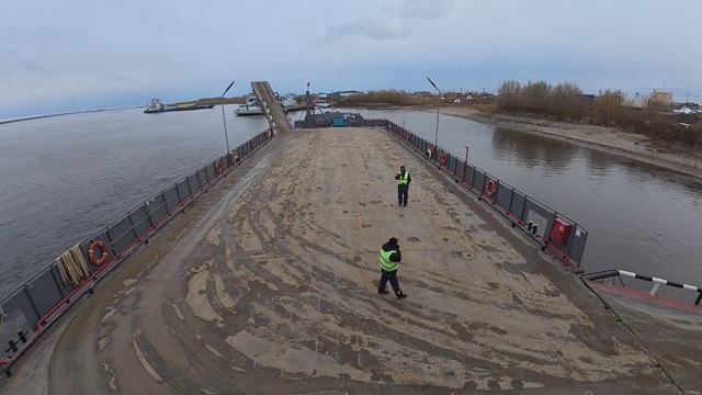 Осенние будни парома на Лене смотреть онлайн