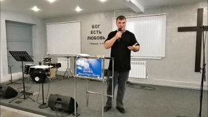 Проповедует служитель церкви Александр Путилов.