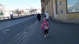 Санкт-Петербург. Набережная реки Карповки, мы с девочками гуляем после посещения Музея Игрушек