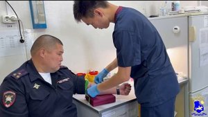 В Тыве сотрудники Госавтоинспекции сдали кровь для 11-летнего ребенка, серьезно пострадавшего в ДТП