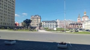 Набережная пока еще в лучах солнечного лета...