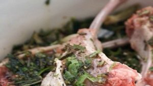 Каре ягненка на сковороде