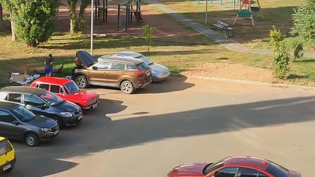 Дочь помогает отцу ремонтировать автомобиль смотреть онлайн