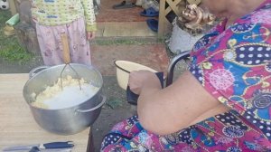 готовлю на улице. овощное пюрЭ и купаты на огнЭ