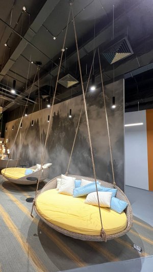 Подвесная уличная кровать из ротанга