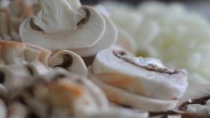 Куриные грудки со шпинатом и грибами