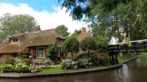 Гитхорн - деревня без дорог, автомобилей и мусора, принимающая миллион туристов