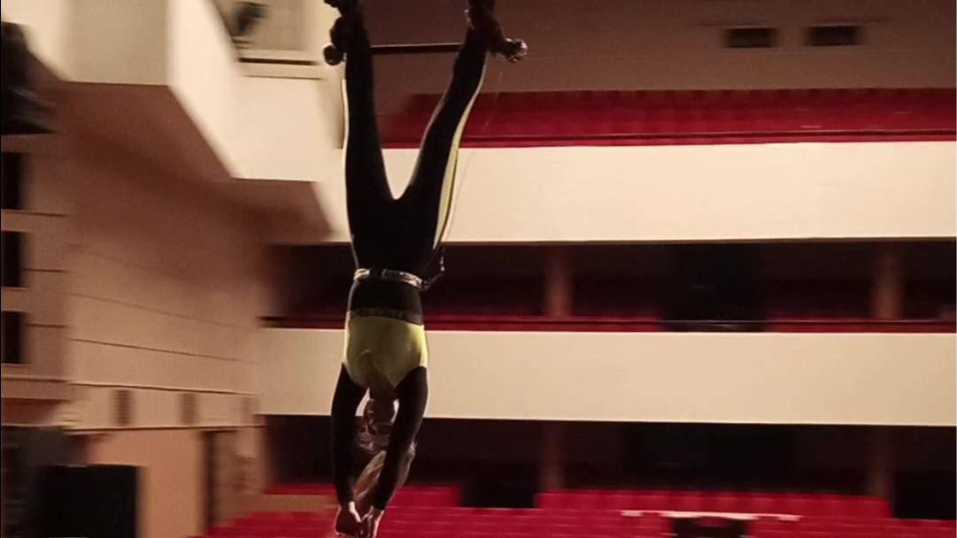 Занятия по воздушной гимнастике: тренировочный процесс - обучение на трапеции