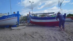 Подъем на берег лодки - пляж в Пинеда-де-Мар, Испания.