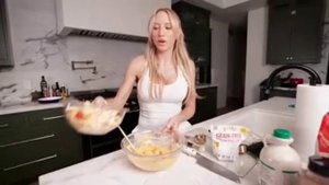 Смотрите пошаговый процесс приготовления этого особенного пирога на кухне.