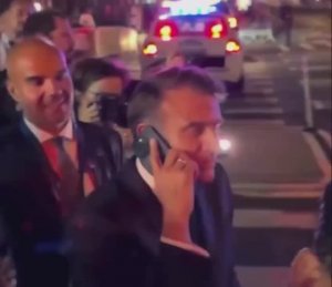 В США президента Франции Эммануэля Макрона задержали полицейские