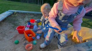 Сестрички на прогулки, готовим тортик из песка.