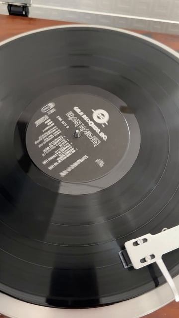 Крутой риф в композиции Stranger In a Strange Land от Iron Maiden!