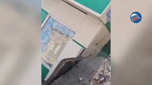 На грани падения: ларёк в Красноярске повис над обрывом после прорыва трубы