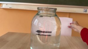 Опыт изображение стрелок через банку с водой