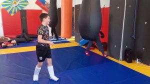 Работа ногами на  боксёрском мешке.