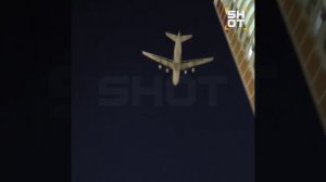 Самолёт на бреющем полёте пролетел над многоэтажками в Москве!